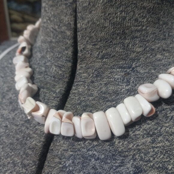 Vintage Pink Luanos Conch Shell Necklace 18 inch Polished Shaped Whites, Pinks - Picture 2 of 10